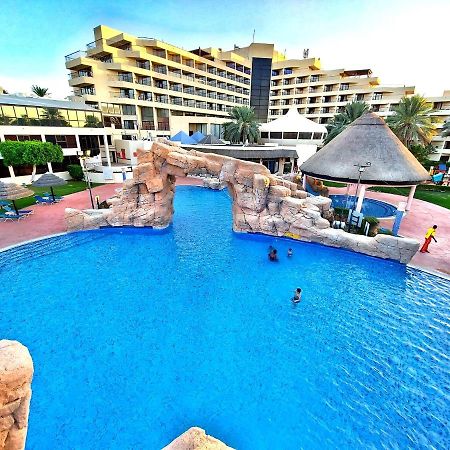 Danat Al Ain Resort Exterior foto The swimming pool at the hotel