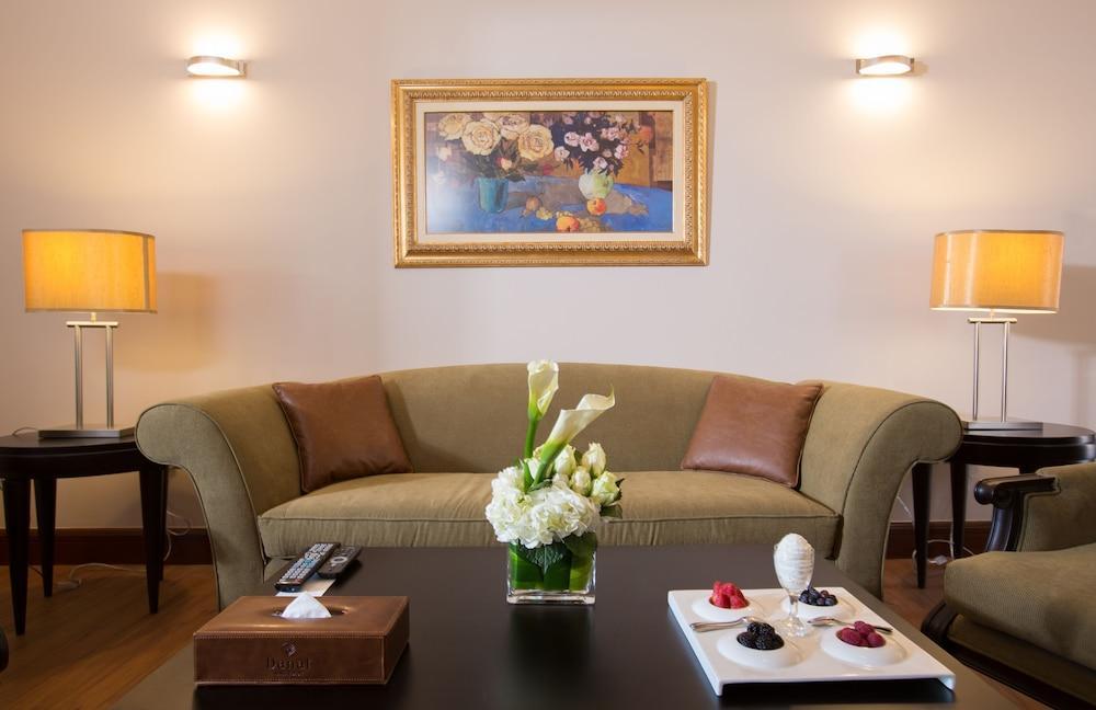 Danat Al Ain Resort Exterior foto A living room at the hotel