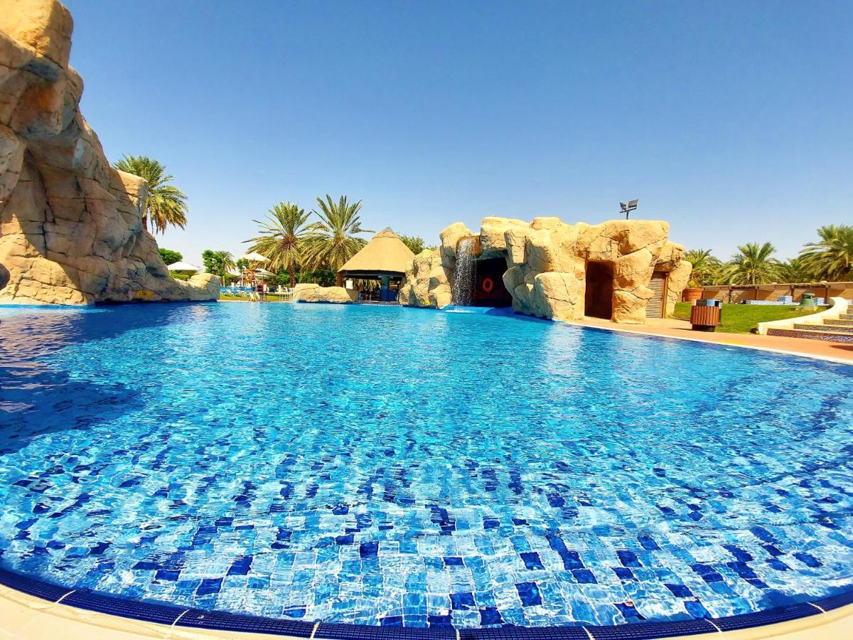 Danat Al Ain Resort Exterior foto The swimming pool at the resort