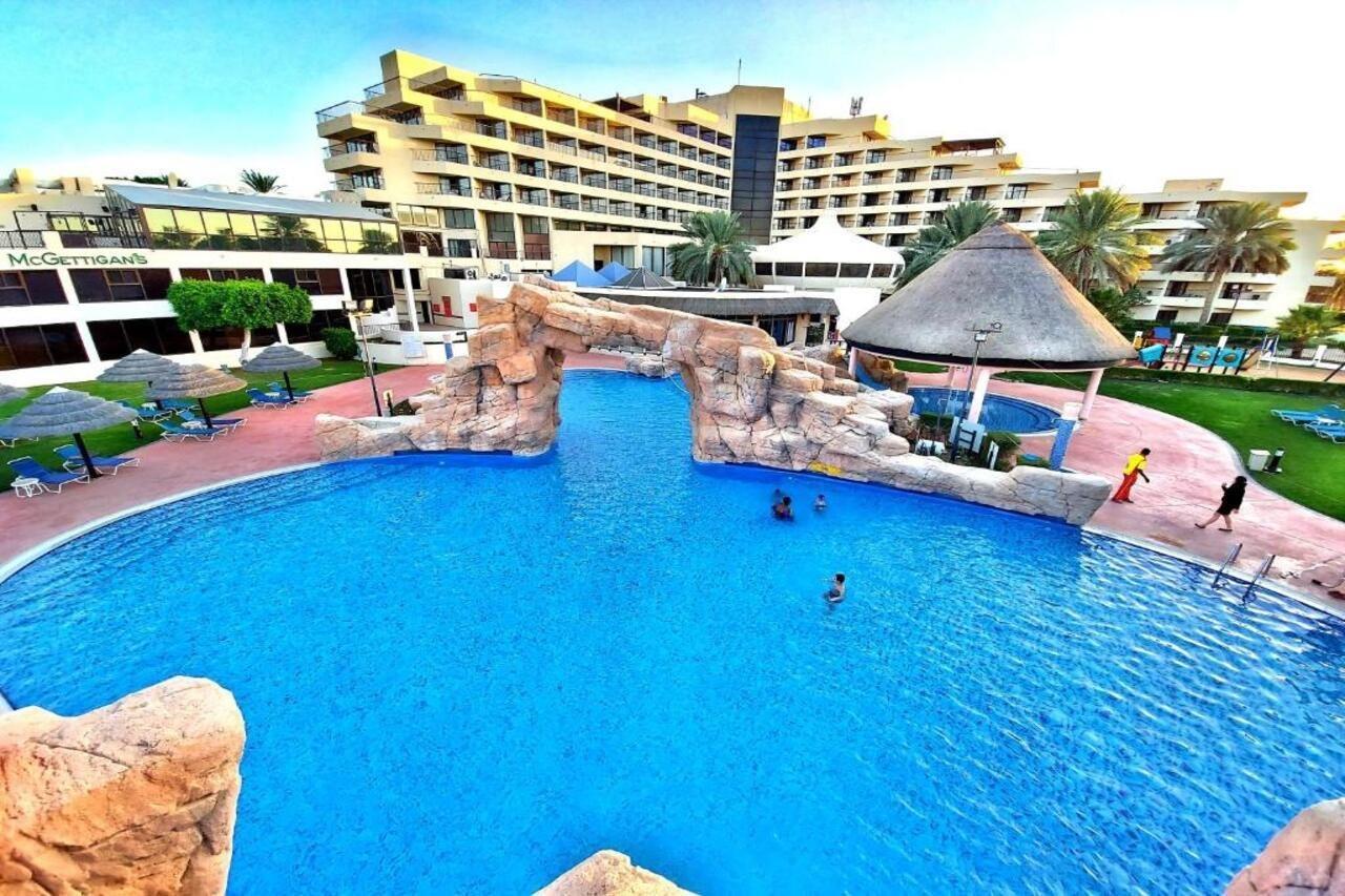 Danat Al Ain Resort Exterior foto The swimming pool at the hotel