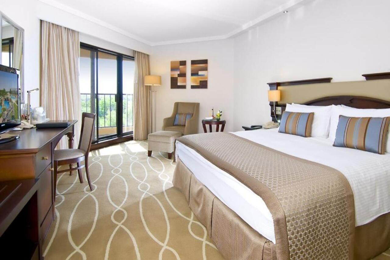 Danat Al Ain Resort Exterior foto A room at the Jumeirah Creekside