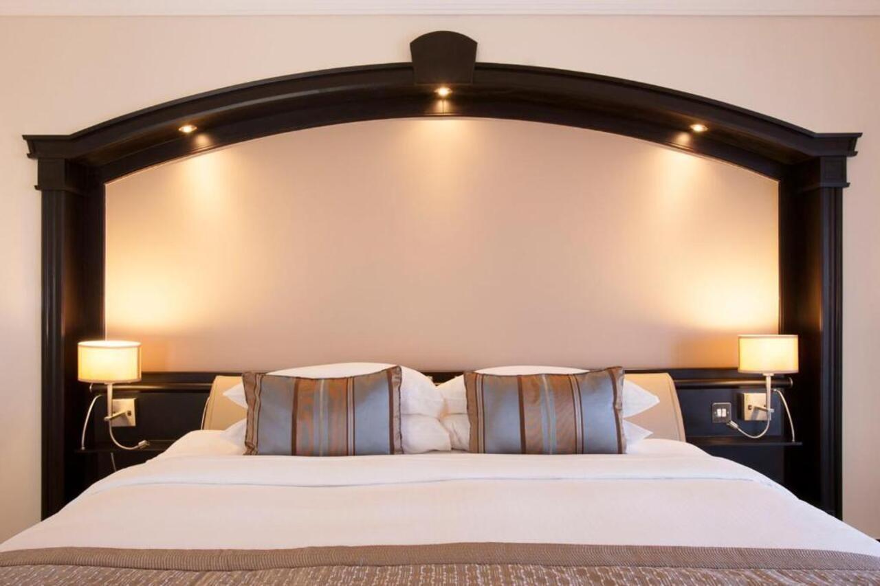 Danat Al Ain Resort Exterior foto A bedroom at the hotel