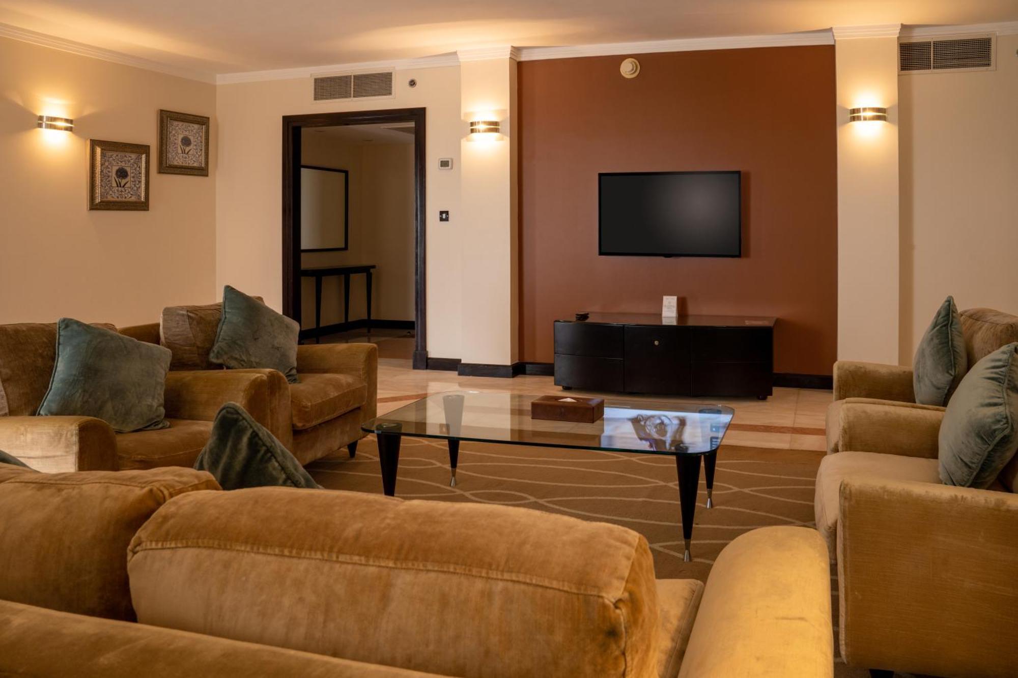 Danat Al Ain Resort Exterior foto A living room in a suite at the Taj Mahal Palace, Mumbai