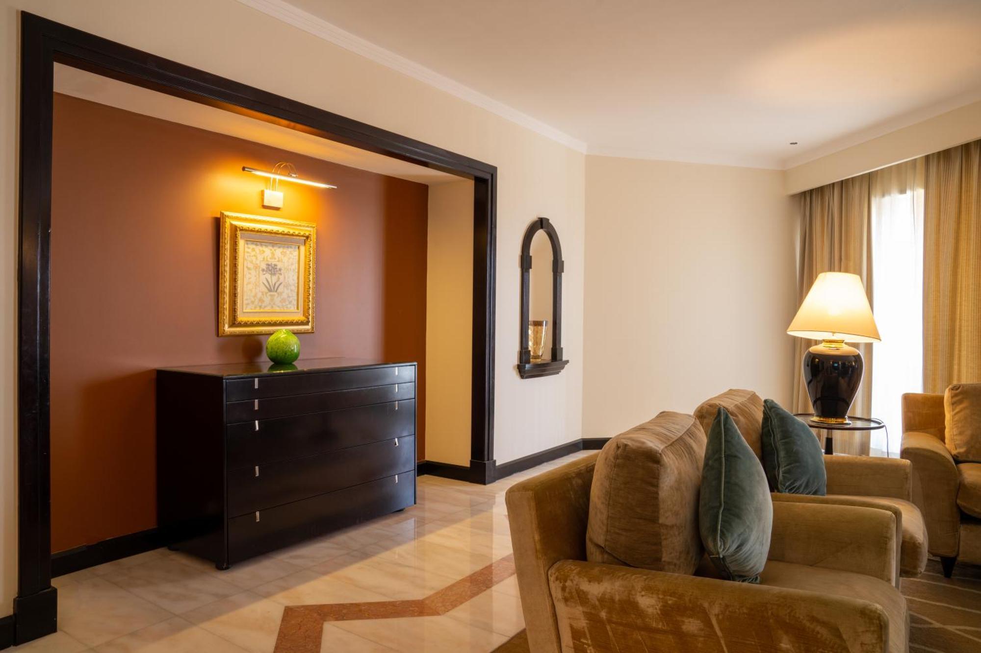 Danat Al Ain Resort Exterior foto A suite at the Taj Mahal Palace, Mumbai