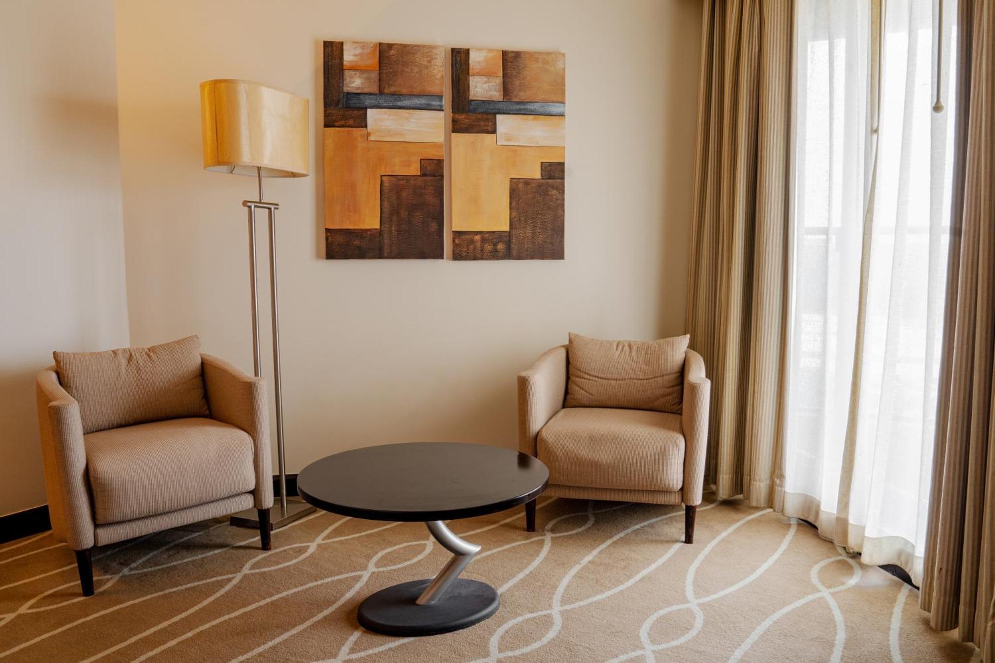 Danat Al Ain Resort Exterior foto A room at the hotel