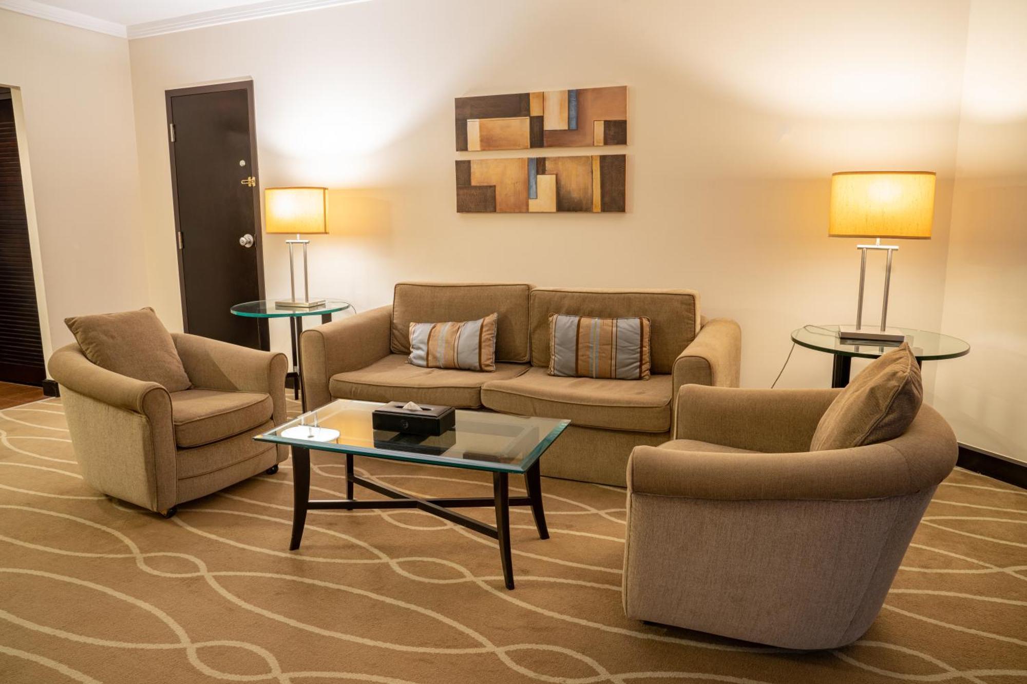 Danat Al Ain Resort Exterior foto A living room in a suite at the Fairmont