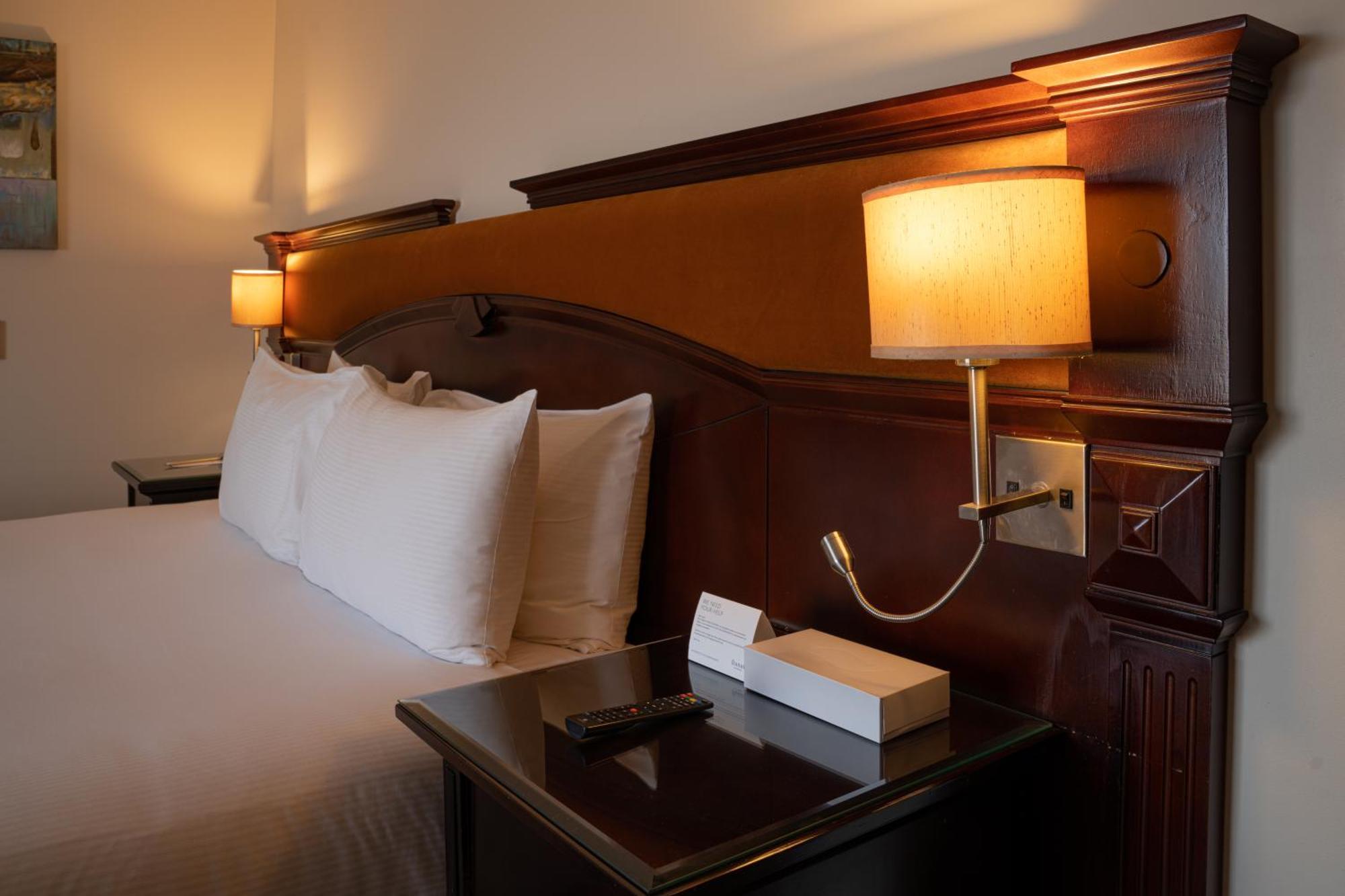 Danat Al Ain Resort Exterior foto A bedside table