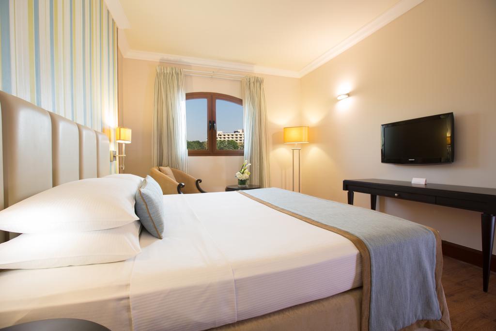 Danat Al Ain Resort Exterior foto A room at the hotel
