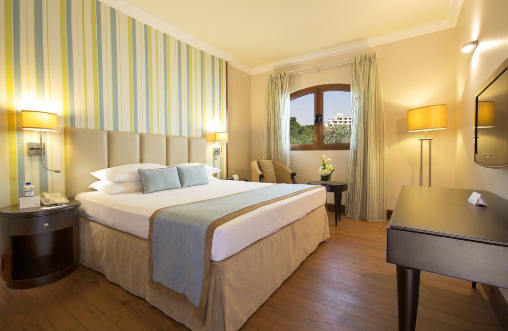 Danat Al Ain Resort Exterior foto A room at the hotel
