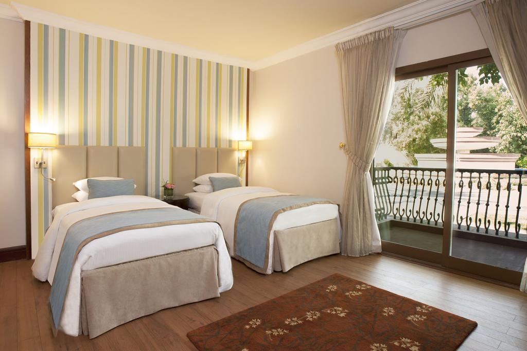 Danat Al Ain Resort Exterior foto A room at the hotel
