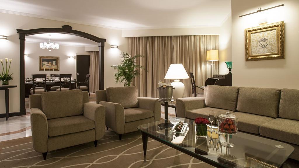Danat Al Ain Resort Exterior foto A living room in a suite at the Taj Mahal Palace, Mumbai