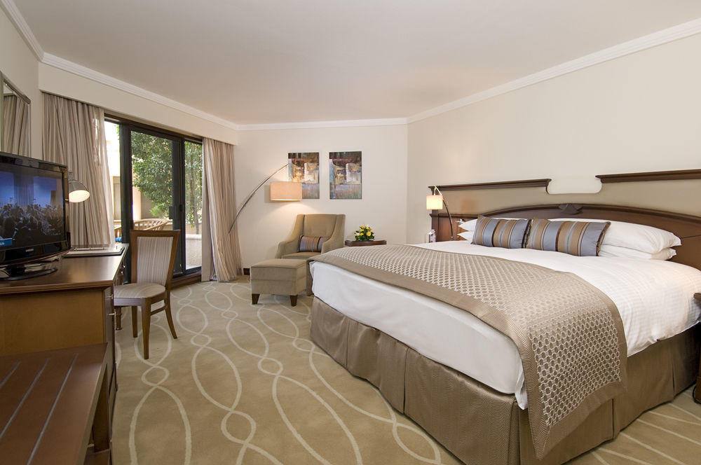 Danat Al Ain Resort Exterior foto A guest room at the Four Seasons Hotel