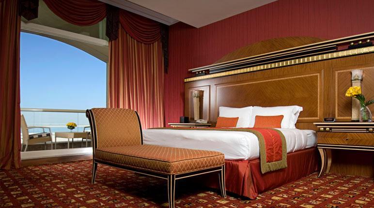 Danat Al Ain Resort Exterior foto A bedroom at the Jumeirah Beach Hotel