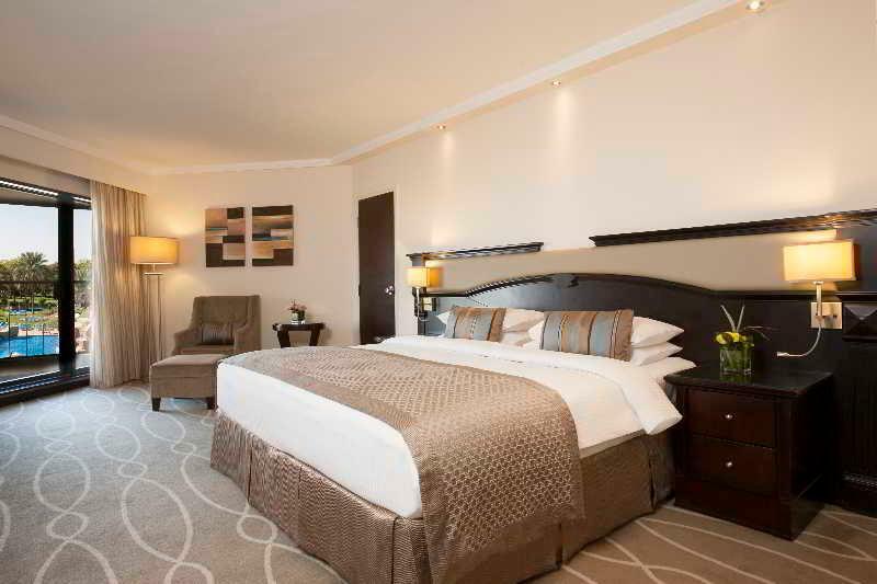 Danat Al Ain Resort Exterior foto A bedroom at the hotel